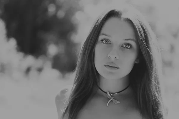 Jeune femme brune en robe blanche. Une fille se tient au milieu du champ de fleurs roses par une journée ensoleillée. Champ, fleurs beauté, nature, - Le concept de vacances à la campagne. Article sur les vacances . — Photo