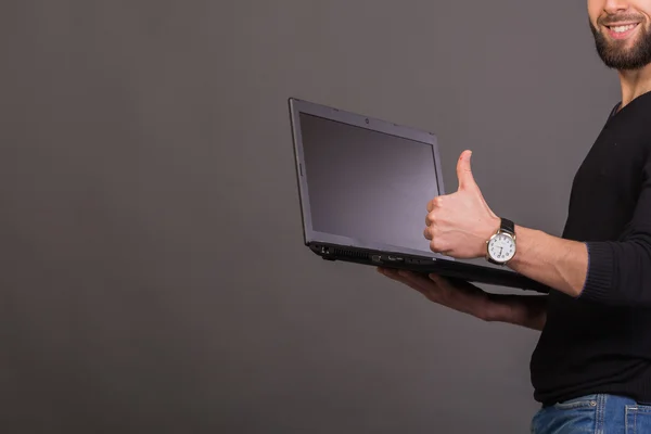 Elegante y exitoso hombre de negocios con una computadora portátil —  Fotos de Stock