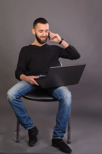 Stilvoller, erfolgreicher Geschäftsmann mit Laptop — Stockfoto