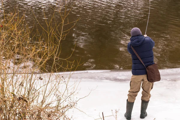 Visser vissen op een draaiende winter — Stockfoto