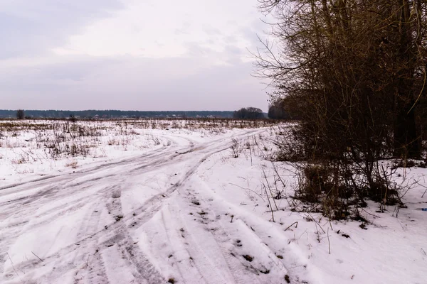 冬の道。美しい冬の風景、雪に覆われた道 — ストック写真