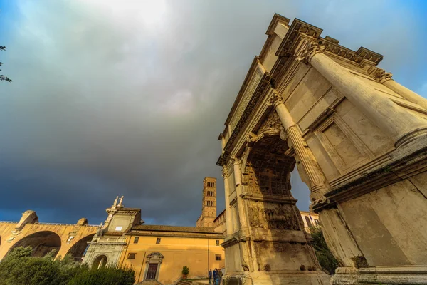 ROMA - 6 de janeiro: Os arcos e ruínas do Fórum Romano 6, 2016 em Roma, Itália . — Fotografia de Stock