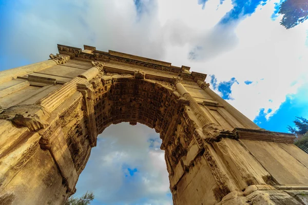 ROMA - 6 de enero: Los arcos y ruinas del Foro Romano 6, 2016 en Roma, Italia . —  Fotos de Stock