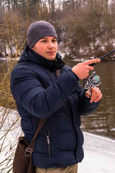 Il pescatore pesca su un inverno filante — Foto Stock