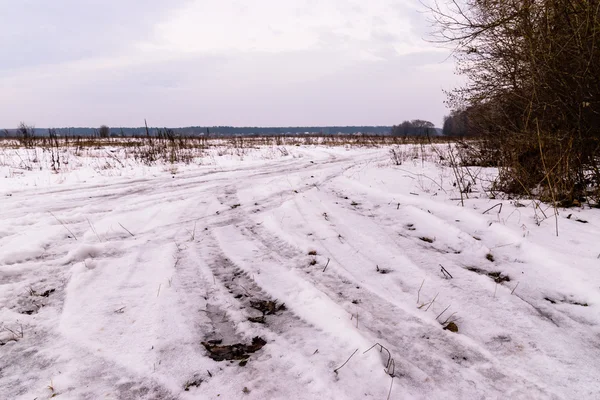 冬の道。美しい冬の風景、雪に覆われた道 — ストック写真