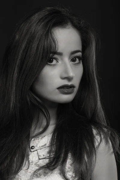 Belo retrato preto e branco de uma jovem mulher — Fotografia de Stock