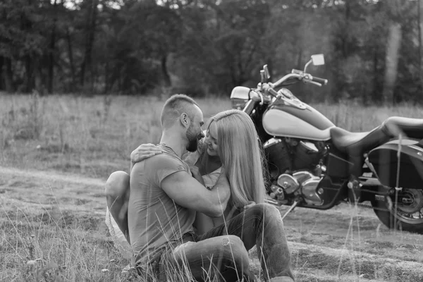 Junges Paar auf einem Feld — Stockfoto