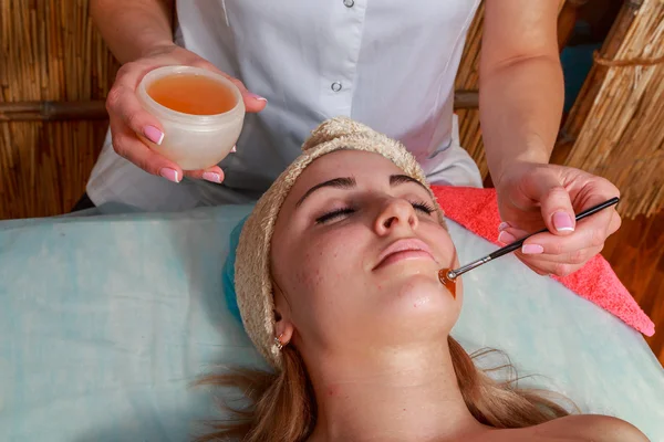 Schönheitsbehandlungen für Problemhaut. das Mädchen im Wellness-Salon, Creme auftragen. — Stockfoto