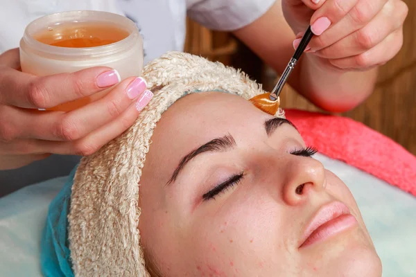Tratamientos de belleza para piel problemática. La chica en el salón de spa, aplicando crema . —  Fotos de Stock