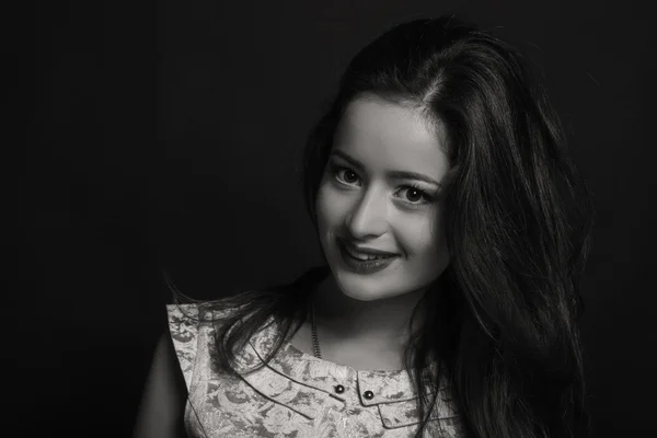 Mooi zwart-wit portret van een jonge vrouw — Stockfoto