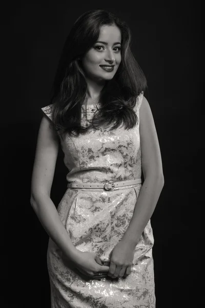 Bellissimo ritratto in bianco e nero di una giovane donna — Foto Stock