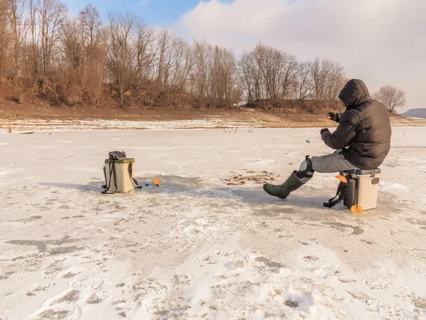 Beau paysage hivernal sur la rivière. Rivière dans la glace. Pêche d'hiver — Photo