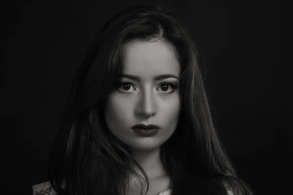 Черно-белый портрет молодой женщины — стоковое фото