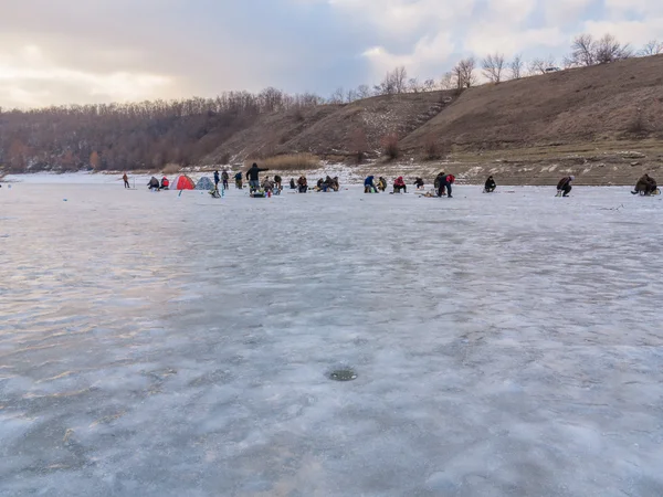 Vackert vinterlandskap på floden. Floden i is. Vinter fiske — Stockfoto