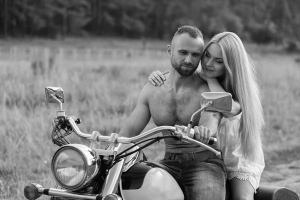 Pareja joven en un campo — Foto de Stock