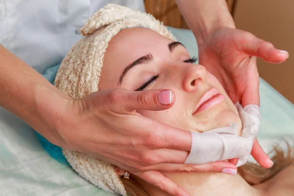 Schoonheidsbehandelingen voor probleem huid. Het meisje in de spa salon, toepassing van room. — Stockfoto