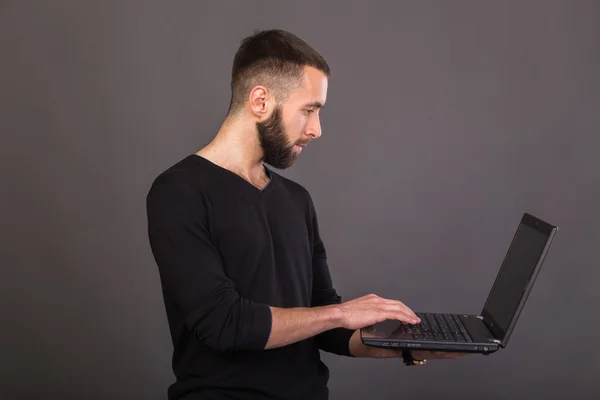 Stilvoller, erfolgreicher Geschäftsmann mit Laptop — Stockfoto
