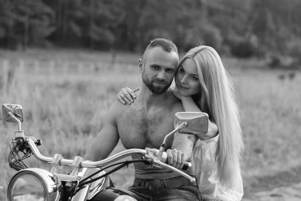 Jovem casal em um campo — Fotografia de Stock