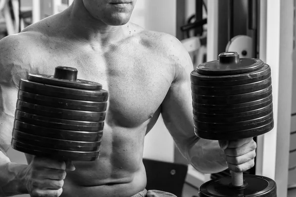 Een zeer sterke man is betrokken bij de sportschool — Stockfoto