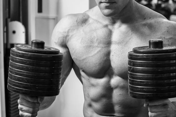 Un homme très fort est engagé dans la salle de gym — Photo