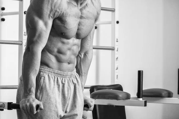 Un uomo molto forte è impegnato in palestra — Foto Stock