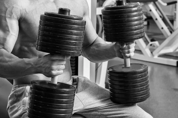 Un uomo molto forte è impegnato in palestra — Foto Stock