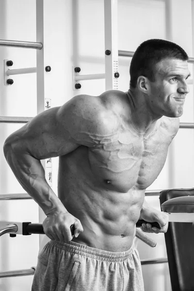 Un hombre muy fuerte se dedica al gimnasio —  Fotos de Stock