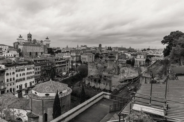 ROMA - 13 de janeiro: Vista do Fórum Romano em 13 de janeiro de 2016 em Roma, Itália . — Fotografia de Stock