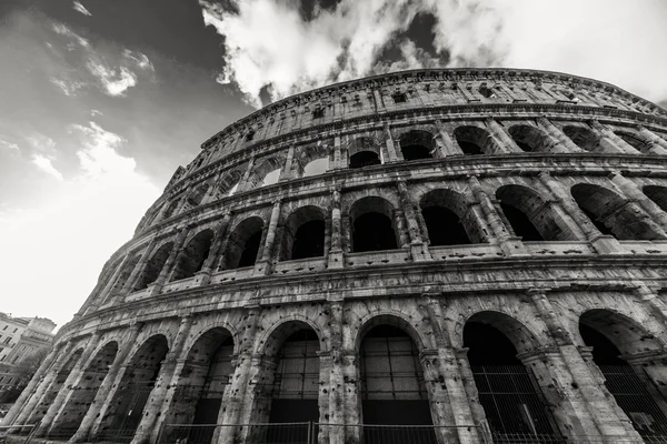 Widok na Koloseum w słoneczny dzień. Rome, Włochy — Zdjęcie stockowe