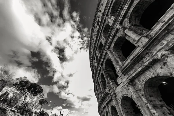 Vista do Coliseu num dia ensolarado. Roma, Itália — Fotografia de Stock