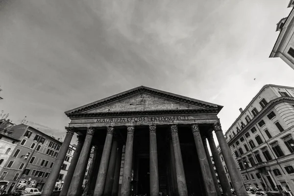 ROME - January 13: View of the Roman pantheon on January 13, 2016 in Rome, Italy. — Stock Photo, Image