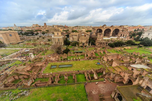 Rome - 13 januari: Uitzicht op het Forum Romanum op 13 januari 2016 in Rome, Italië. — Stockfoto
