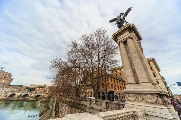 ROME - January 12: Nice view of the river Tiber January 12, 2016 in Rome, Italy. — Stock Photo, Image