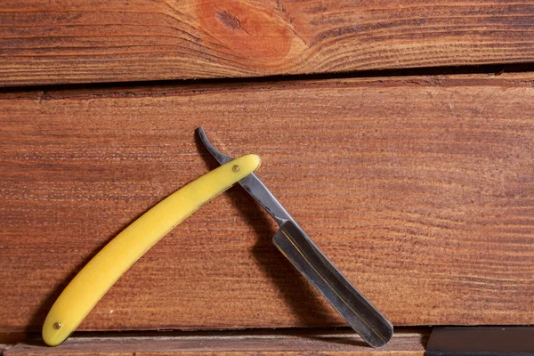 Werkzeuge Friseure. Friseurwerkzeuge auf einem hölzernen Hintergrund — Stockfoto