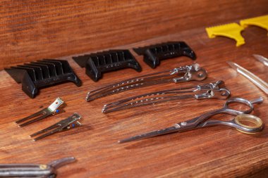 Araçlar Kuaför. Berber araçlar ahşap arka plan üzerinde