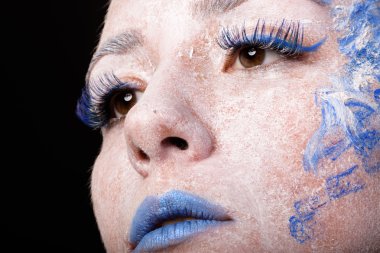 Sanat makyaj. Güzel kadın portre makyajlı, yakın çekim