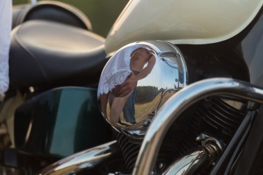 Genç bir çift tarlada