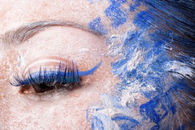 Sanat makyaj. Güzel kadın portre makyajlı, yakın çekim