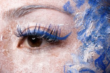 Sanat makyaj. Güzel kadın portre makyajlı, yakın çekim