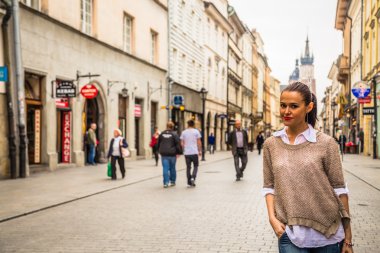 Güzel kız antik şehirde seyahat