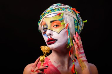 Yaratıcı, parlak makyaj. İlginç bir görüntü.