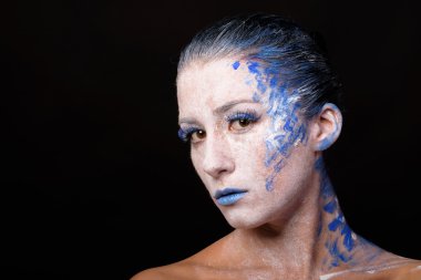 Sanat makyaj. Güzel kadın portre makyajlı, yakın çekim