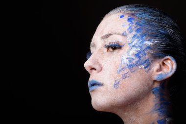 Sanat makyaj. Güzel kadın portre makyajlı, yakın çekim