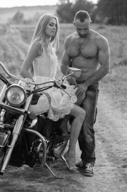 Genç bir çift tarlada