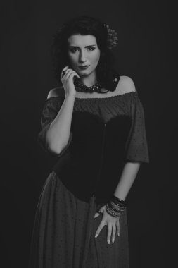 Kırmızı ve siyah elbiseli güzel esmer