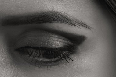 Güzel göz makyajı ve dudakları kapat