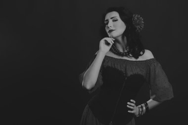 Kırmızı ve siyah elbiseli güzel esmer