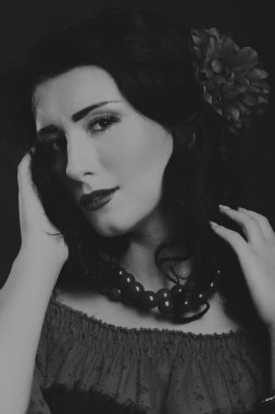 Kırmızı ve siyah elbiseli güzel esmer