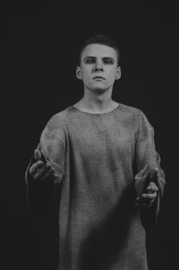 Bir rol oynayan bir aktör görüntüdeki adam