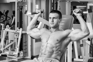 Atlet spor salonunda dikey itme yapma. Arka kasları egzersiz için güç. Fotoğraflar spor dergileri, afiş ve Web siteleri için.